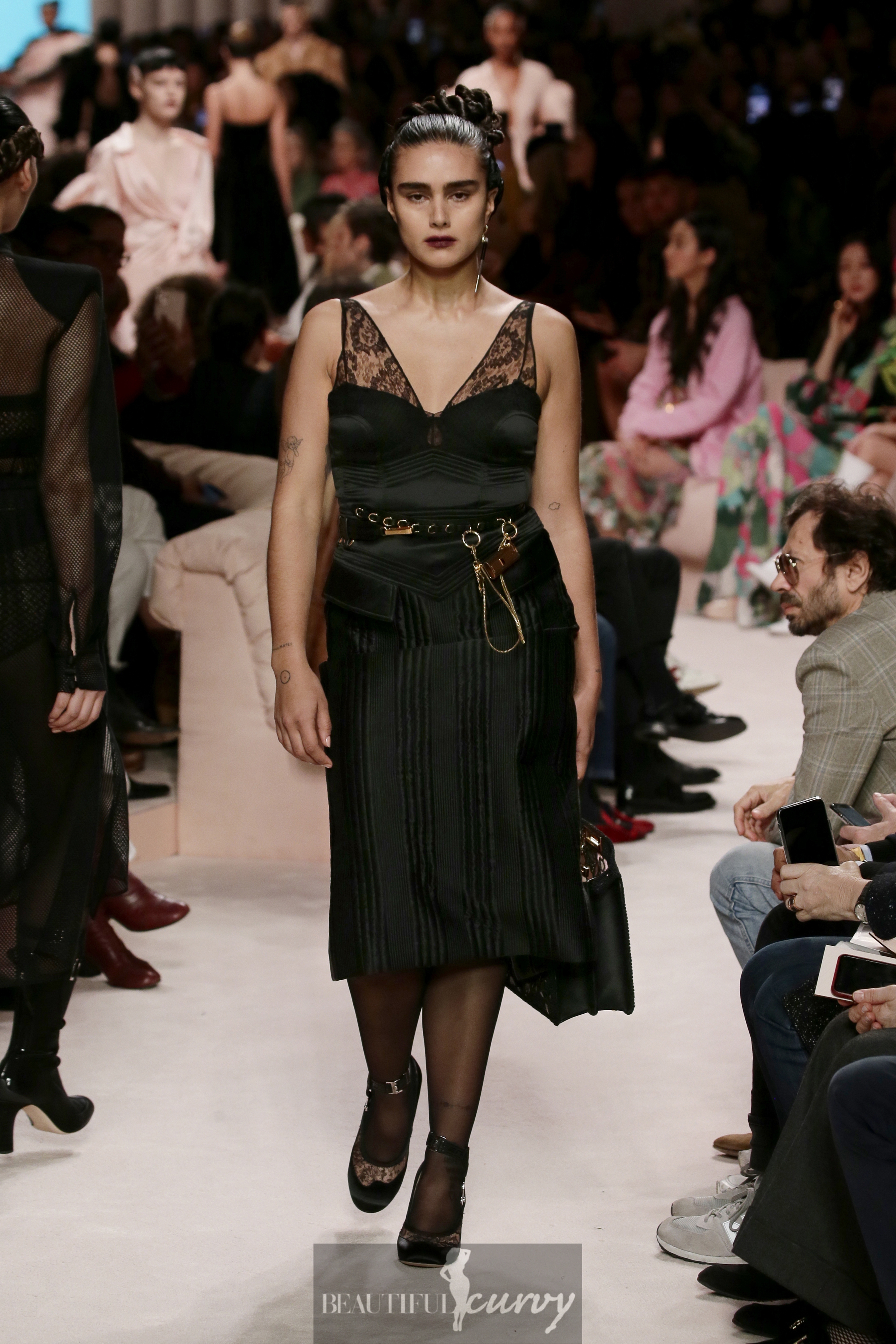 Fendi include due modelle curvy in sfilata Beautiful Curvy